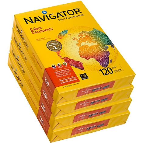 Gestapelte gelbe Papierpakete mit der Aufschrift "Navigator", farbigem Globus und 120 g/m².
