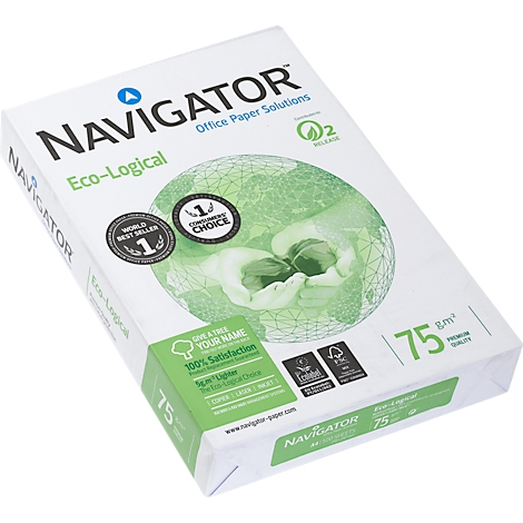 Ein weißer Papierstapel mit Aufdrucken, darunter "Navigator" und "Eco-Logical". Aufkleber mit Texten und dem Hinweis auf Umweltfreundlichkeit.