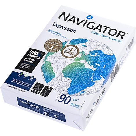 Ein Karton Navigator Expression Papier, schräg von oben fotografiert. Aufschrift: Navigator, Expression, UHD Formula, 90 g/m2.