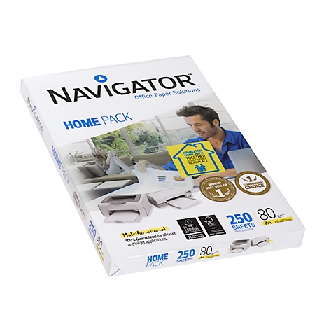 Ein Paket Papier, weiß, mit Aufdrucken, das „Navigator Home Pack“ enthält. Auf dem Papier sind Logos, ein Mann, der am Laptop arbeitet, und Text zu sehen.