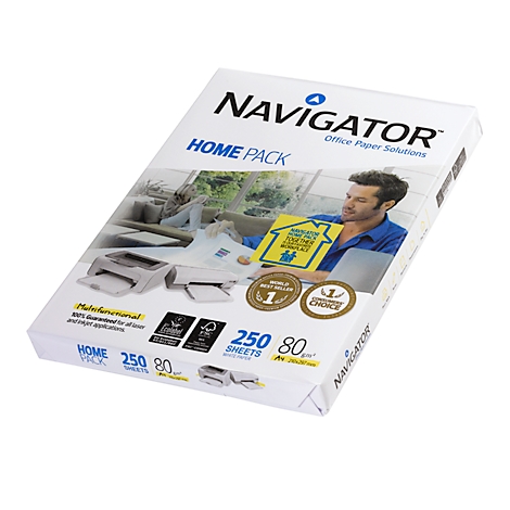 Papierpaket mit Navigator-Logo und Mann, der Papier verarbeitet. Verpackung mit Text: Home Pack, 250 Blatt, 80 g.