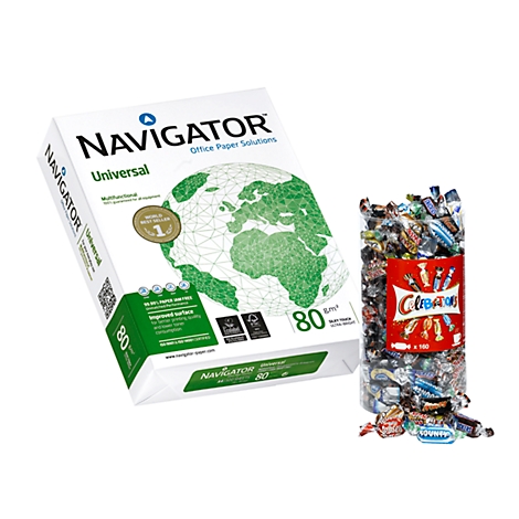 Ein Paket Navigator-Papier mit einer Abbildung der Weltkarte und ein Glas mit Süßigkeiten.