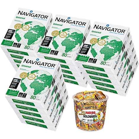 Mehrere Pakete Papier, daneben ein Eimer Gummibärchen. Auf den Papierpaketen steht "Navigator Universal".