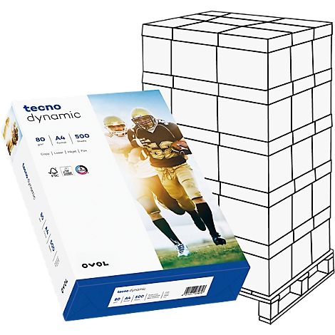 Papierverpackung mit Footballspielern, daneben Stapel Kartons auf Palette.