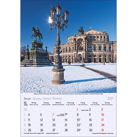 Scène hivernale avec une place enneigée, un lampadaire et l'opéra de Dresde en arrière-plan. Un calendrier avec janvier 2027.