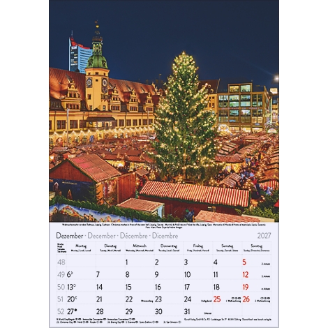 Marché de Noël à Leipzig la nuit ; sapin de Noël illuminé au centre.