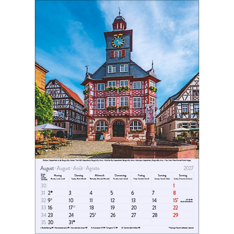 Calendrier mensuel d'août 2027 avec hôtel de ville historique en colombages rouges et blancs.