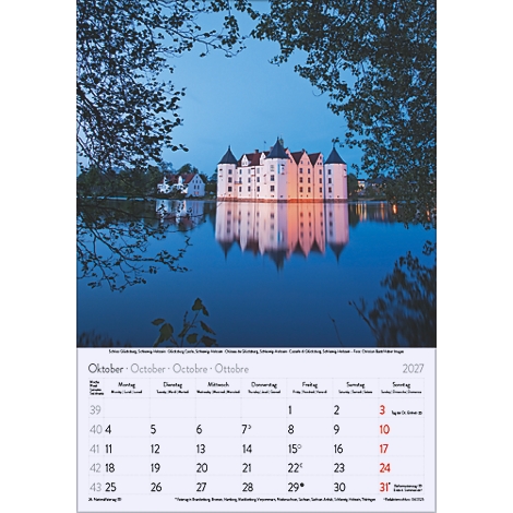 Un calendrier montrant les dates d'octobre 2027. L'image présente un château se reflétant dans une eau calme. Des arbres encadrent la scène.