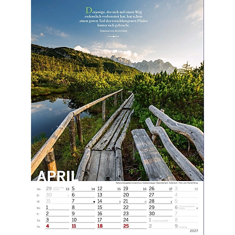 Une passerelle en bois sur un petit lac, avec des montagnes en arrière-plan. Texte : Avril, calendrier 2007, citation.