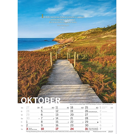 Page de calendrier pour octobre. Une passerelle en bois mène à travers un paysage vers la mer.