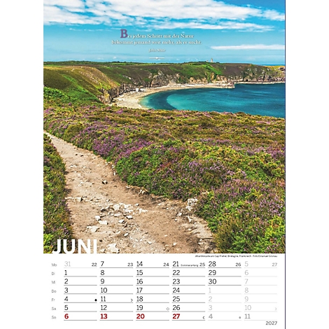 Sentier à travers un paysage fleuri avec vue sur la mer et le ciel. Page de calendrier avec la date de juin.