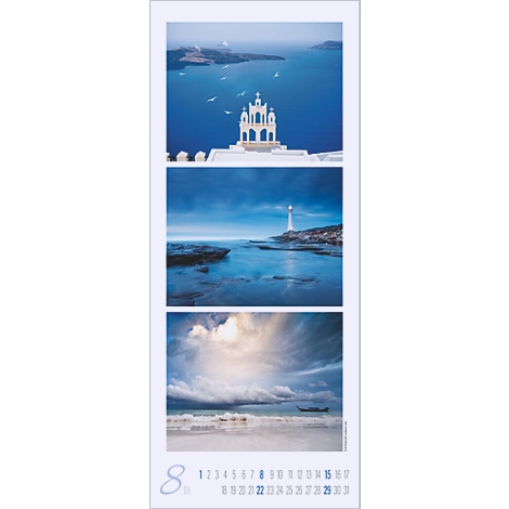 Calendrier avec trois images de vue sur la mer, le mois d'août est mis en évidence. En haut : église blanche. Milieu : phare. En bas : bateau sur la plage.