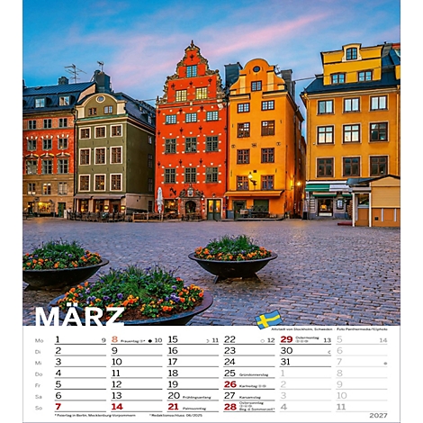 Maisons colorées à Stockholm, en Suède, avec des jardinières au premier plan et un calendrier mensuel.