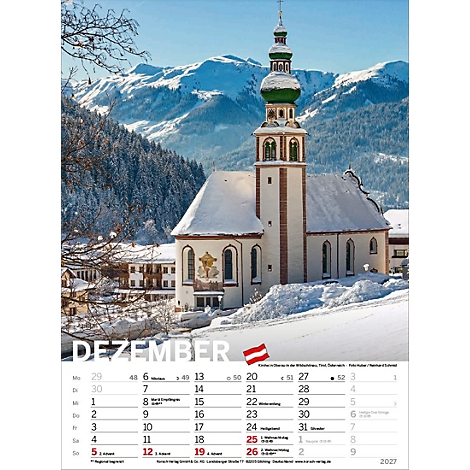 Paysage hivernal avec église, montagnes enneigées et calendrier de décembre.