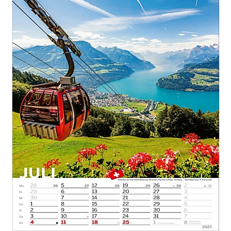 Téléphérique rouge devant un panorama de montagne et un lac, fleurs rouges au premier plan. Calendrier avec les dates de juillet.