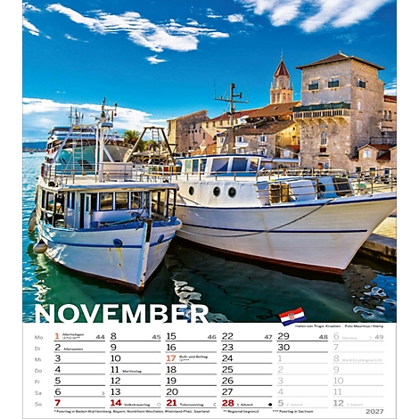 Page de calendrier de novembre avec des bateaux amarrés dans un port et un paysage urbain en arrière-plan. Mer et ciel bleus. Drapeau croate à droite.