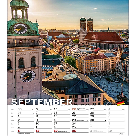 Vue de Munich avec tour de l'horloge, églises et maisons de ville au coucher du soleil. Calendrier avec dates de septembre.