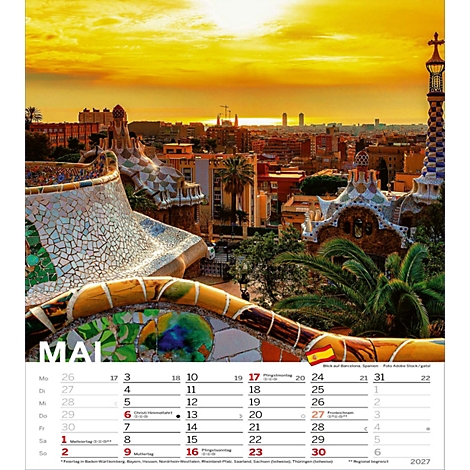 Un calendrier montre une vue de Barcelone au lever du soleil. Des éléments de mosaïque et des palmiers sont au premier plan. Le mois de mai est marqué.
