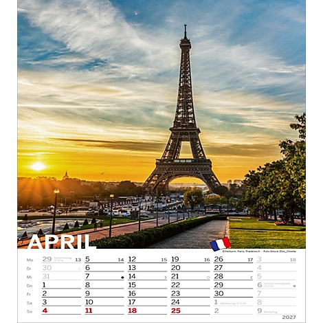 Tour Eiffel au coucher du soleil, calendrier avec le mois d'avril. Au premier plan, un calendrier, drapeau de la France.