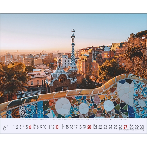 Vue sur Barcelone avec le parc Güell et des rampes en mosaïque colorées. Les jours du calendrier sont affichés au premier plan.