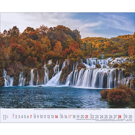 Un calendrier montrant une cascade en automne. Des feuilles brunes et rouges bordent les rochers et les arbres.