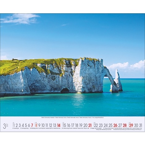 Falaises au bord de la mer sous un ciel bleu. Calendrier avec les dates en bas.