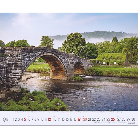 Pont en arc en pierre au-dessus d'une rivière. Sur la berge, une maison couverte de lierre. En arrière-plan, une montagne dans le brouillard.