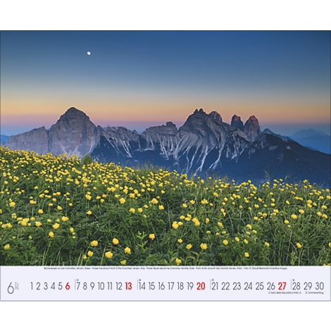 Montagnes avec des prairies de fleurs jaunes au premier plan, lune dans le ciel. Calendrier avec date.