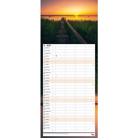 Un calendrier avec une jetée ensoleillée menant à l'eau. Le soleil se couche à l'horizon.