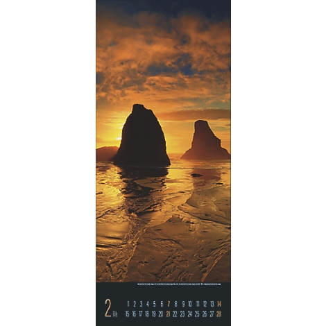 Coucher de soleil sur la mer avec deux formations rocheuses dans l'eau, reflet dans le sable mouillé, feuille de calendrier de février.
