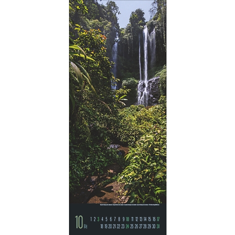 Cascade entourée d'une végétation luxuriante et verte. Un calendrier affiche le mois d'octobre.