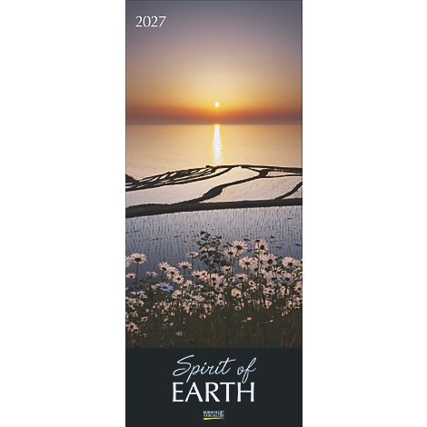 Coucher de soleil sur la mer avec des champs en terrasses et des fleurs au premier plan. L'inscription "Spirit of Earth" est visible en bas.