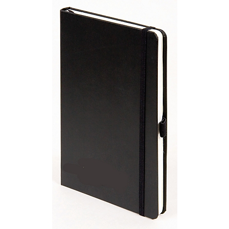 Carnet noir avec élastique et papier blanc. Le livre est photographié légèrement de biais.