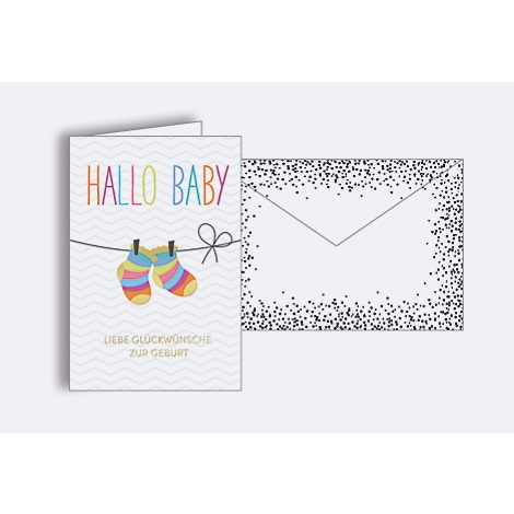 Carte de naissance avec des chaussettes colorées et l'inscription 'Hallo Baby'. Inclut une enveloppe.