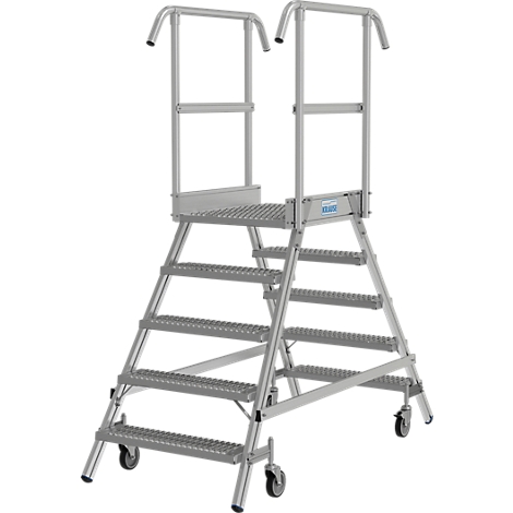 Een zilveren rolstepladder. Het heeft zes treden, een platform en leuningen. Het logo is zichtbaar op het platform.
