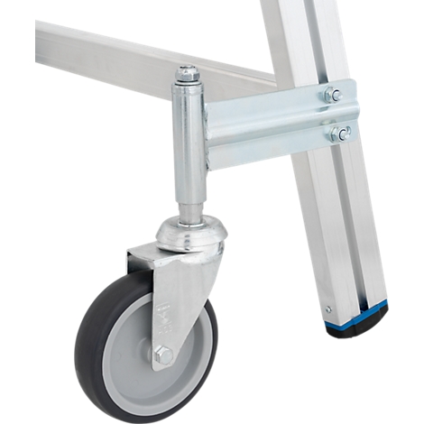 Detailopname van een ladder. Een wiel is bevestigd aan een metalen frame. Het frame wordt met schroeven vastgehouden. Het wiel is grijs.