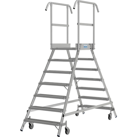 Een zilverkleurige rolstepladder. Het heeft zeven treden, een leuning en een klein platform. Het logo is zichtbaar op het platform.