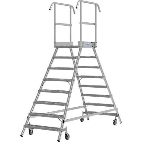 Een zilveren stepladder met twee beklimmingen en rollers.