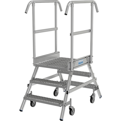 Aluminium-Stehleiter mit Plattform, zwei Handläufen und Rollen für Mobilität. Logo des Herstellers sichtbar.