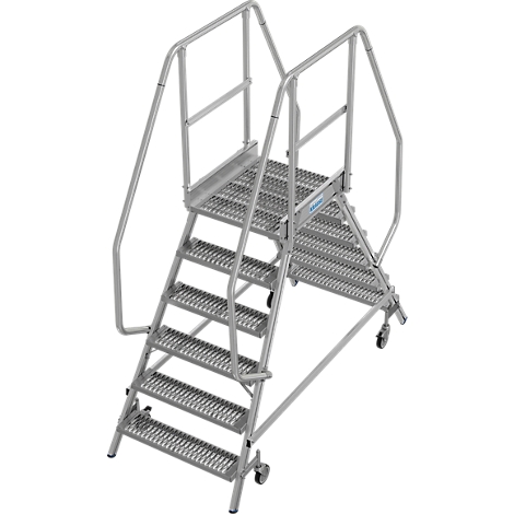 Silberne Steighilfe mit Treppe, Plattform und Geländern. Auf Rollen, für den mobilen Einsatz.