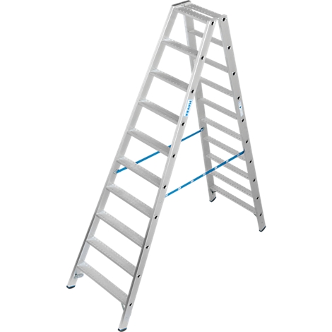 Grijze A-frame ladder met blauwe stabilisatiestaven, staand op een witte achtergrond.