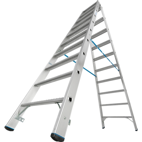 Een zilveren trap die in een open hoek staat. Blauwe stutten verbinden de zijkanten. Zwarte rubberen voetjes.