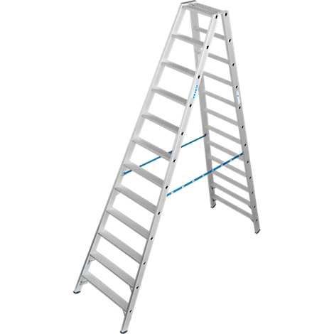 Een vrijstaande, zilverkleurige ladder met blauwe stabiliserende stutten. Hij staat open op de grond.