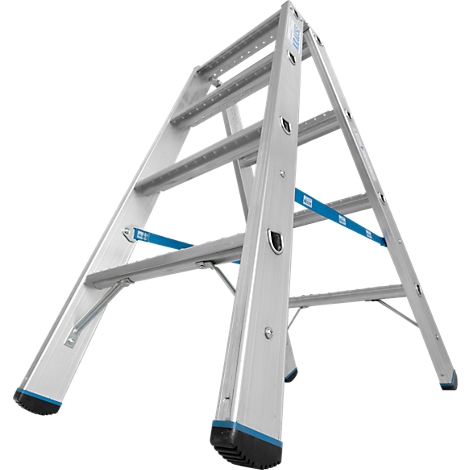 Aluminium vouwladder, uitgeklapt. Blauwe stabilisatiestaven. Zwarte rubberen voetjes en blauw detail.
