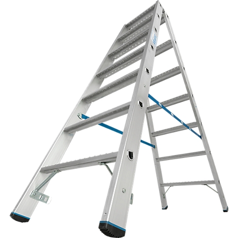 Zilveren vrijstaande ladder, blauw versterkt. Zwarte rubberen voetjes. Op een witte achtergrond.