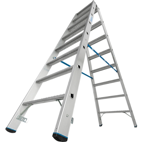 Zilveren vrijstaande ladder tegen een witte achtergrond. Blauwe spanten verbinden de sporten. Zwarte rubberen voetjes.