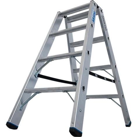 Een zilveren trap tegen een witte achtergrond. Treden en voeten zijn zwart en blauw. KRASER-logo.