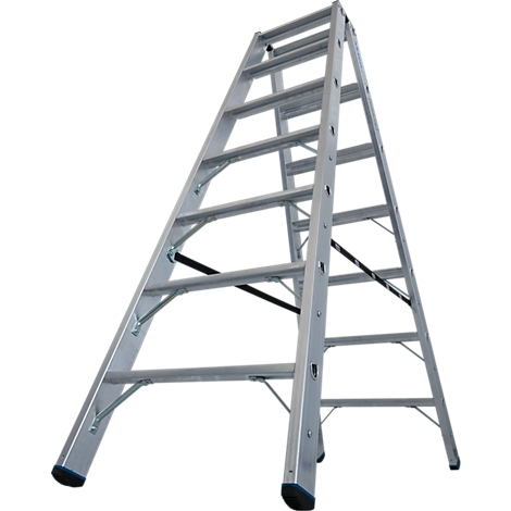 Zilveren trap tegen een witte achtergrond. De ladder staat in een hoek en is uitgeklapt.