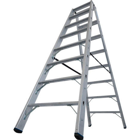 Een zilveren trap staat tegen een witte achtergrond. De trap staat schuin. De treden zijn breed.