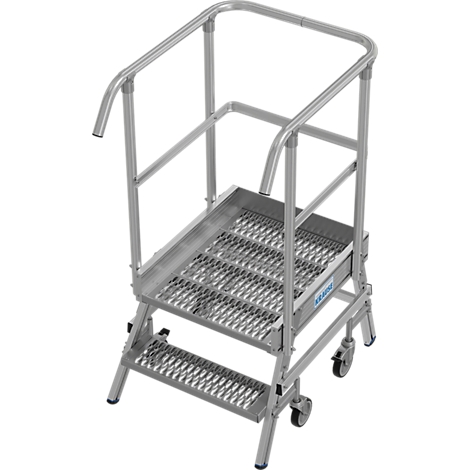 Een zilveren stapelbak met twee treden, leuningen en wielen.
